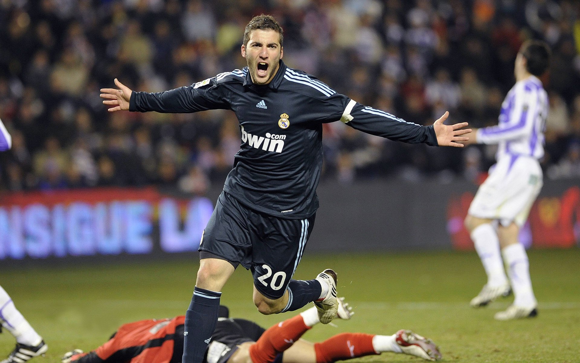 喀麦隆对阵巴拉圭，奥亚尔萨瓦尔在压力熔炉中完成凤凰涅槃