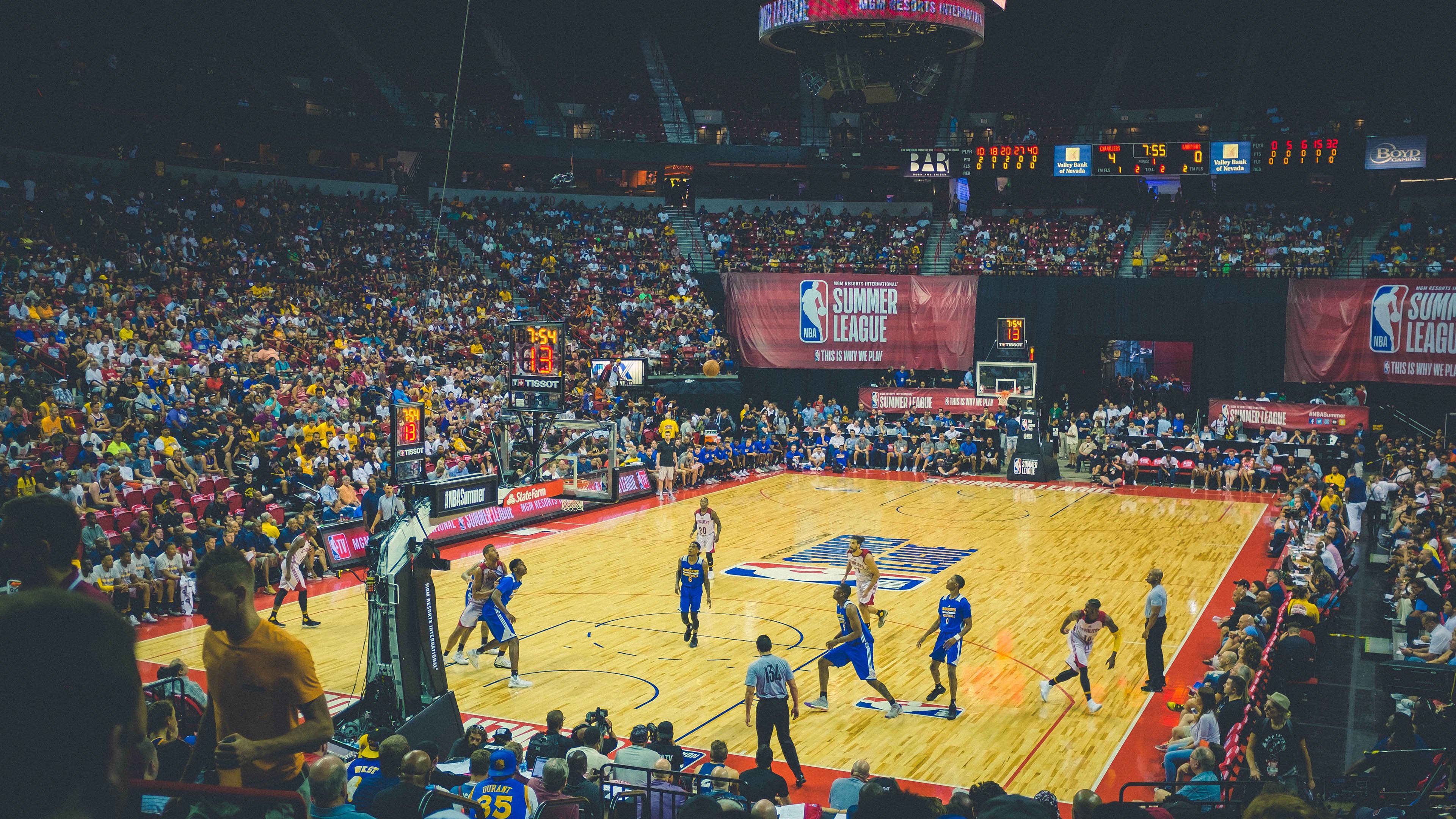 爱德华兹爆发，黄蜂最后时刻击败热火，青春风暴席卷迈阿密